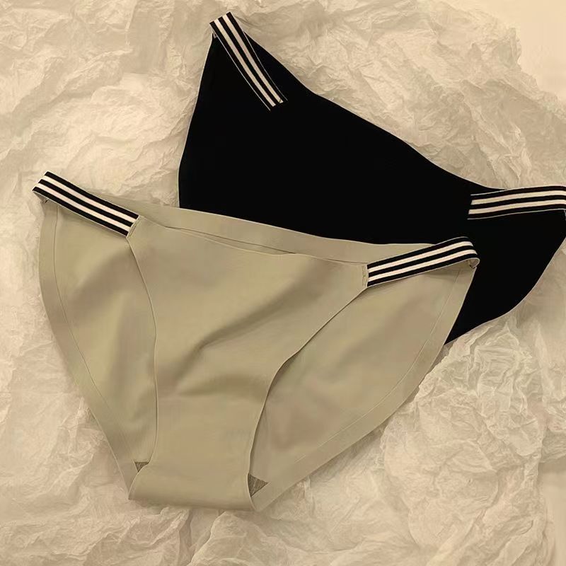 Seamless Hipster Panties for Trans Women detail image 3